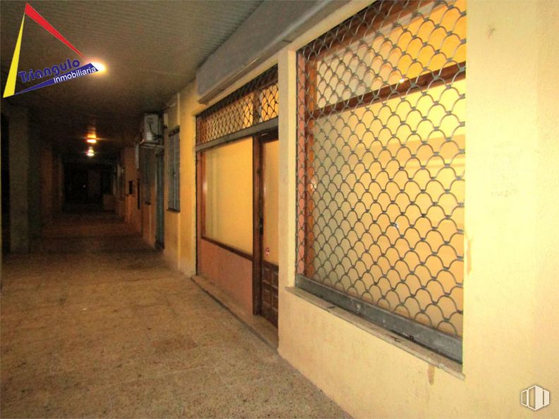 Retail for sale at Zona Nueva Segovia, Segovia, 40006 with building, wall, fixture, tints and shades, wood, ceiling, road, electricity, road surface and concrete around