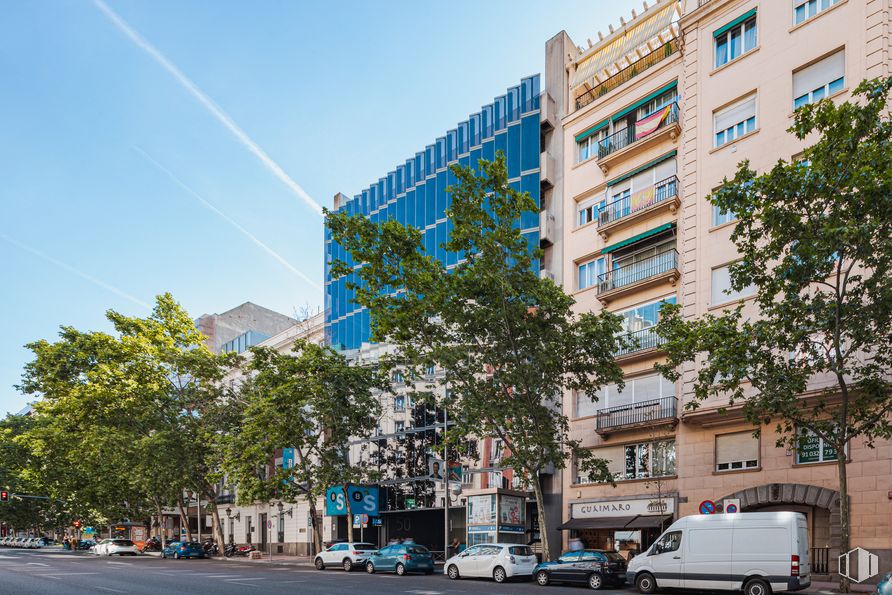 Oficina en alquiler en Calle Velázquez, 50, Salamanca, Madrid, 28001 con camioneta, edificio, rueda, cielo, coche, día, neumático, ventana, vehículo y infraestructura alrededor