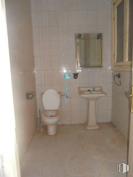 Retail for sale at Zona Obispo Quesada, Segovia, 40006 with toilet, sink, mirror, plumbing fixture, bathroom, toilet seat, building, purple, tap and interior design around