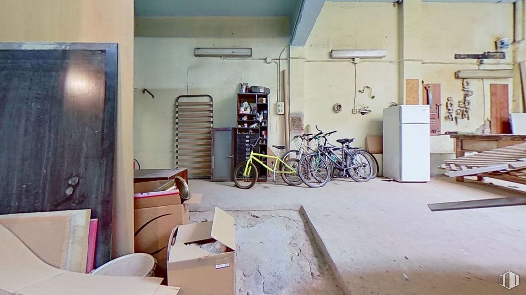 Local en alquiler y venta en Calle Santoña, 31, Usera, Madrid, 28026 con caja, bicicleta, mueble, rueda, neumático, rueda de bicicleta, llanta de bicicleta, diseño de interiores, madera y piso alrededor