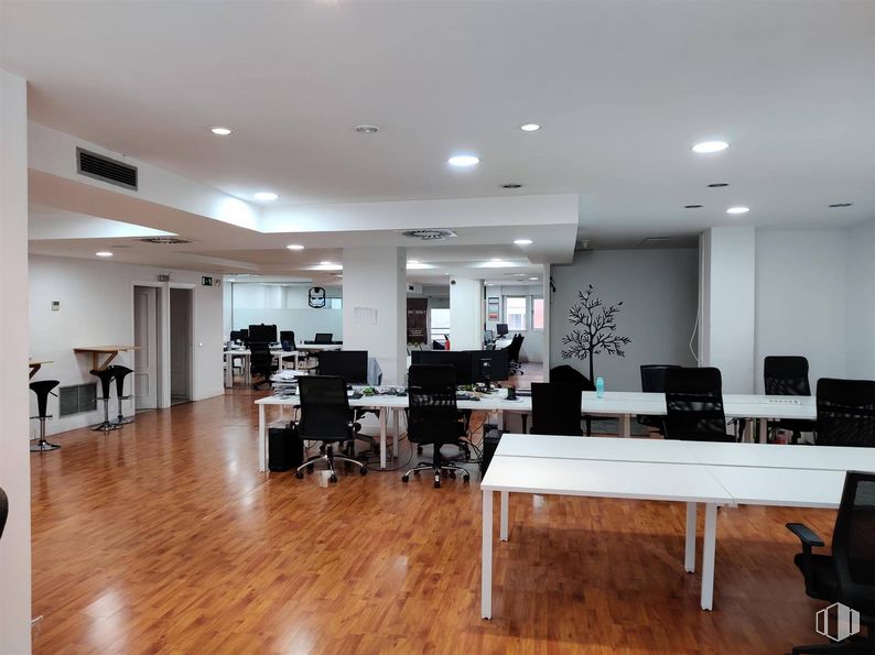 Oficina en alquiler en Calle Irún, Moncloa - Aravaca, Madrid, 28008 con mesa, silla, mueble, edificio, interiorismo, planta, planta de interior, suelo, silla de oficina y suelos alrededor