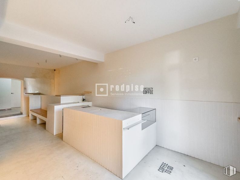 Retail for sale at Calle Ríos Rosas, Chamberí, Madrid, 28003 with 2d barcode, flooring, floor, ceiling, room, tile flooring, design, tile, plaster and daylighting around