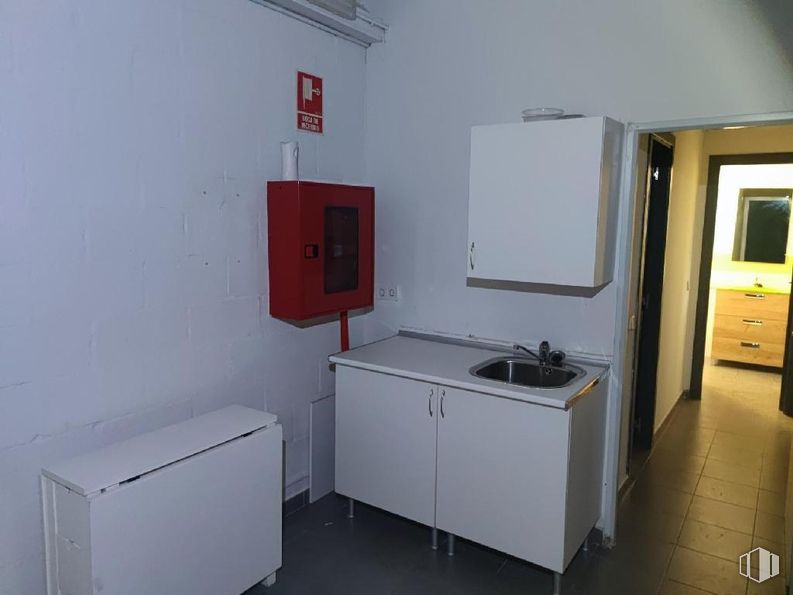 Industrial for sale at Calle Laguna del Marquesado, 36, Villaverde, Madrid, 28021 with cabinetry, sink, countertop, cupboard, flooring, floor, major appliance, kitchen, kitchen appliance and plumbing fixture around