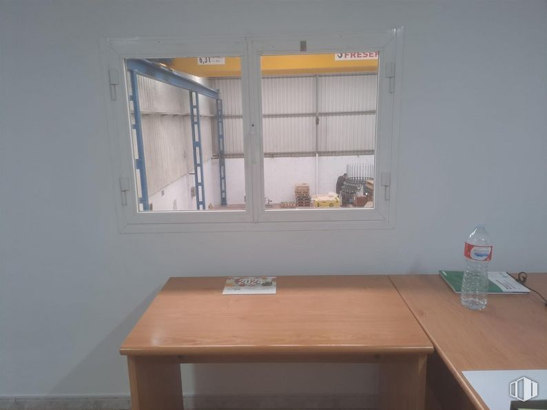 Industrial for rent at Calle Fresadores, Camarma de Esteruelas, Madrid, 28816 with window, table, furniture, rectangle, wood, interior design, shelving, material property, flooring and house around