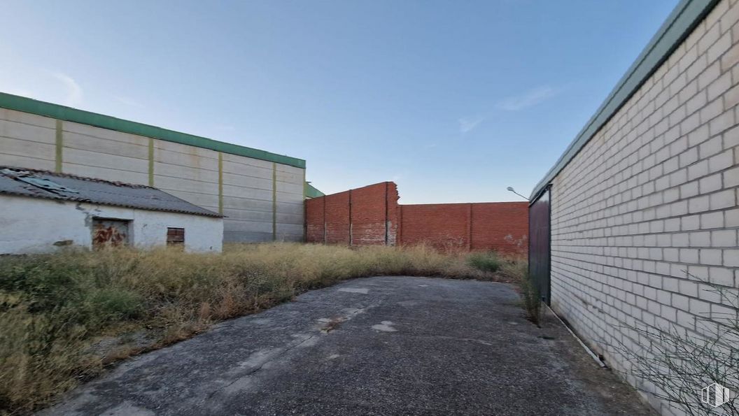 Industrial for sale at Calle Fábrica, La Mata, Toledo, 45534 with house, building, sky, plant, land lot, brick, road surface, grass, asphalt and residential area around