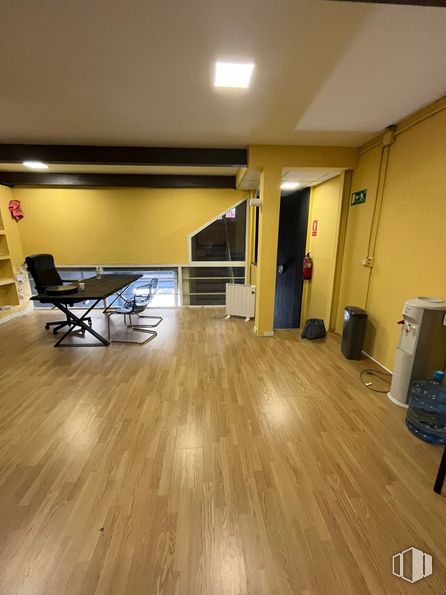 Local en alquiler en Zona Europolis, Las Rozas de Madrid, Madrid, 28230 con mesa, lámpara, madera, hall, suelos, suelo, suelo laminado, madera dura, edificio y barniz alrededor