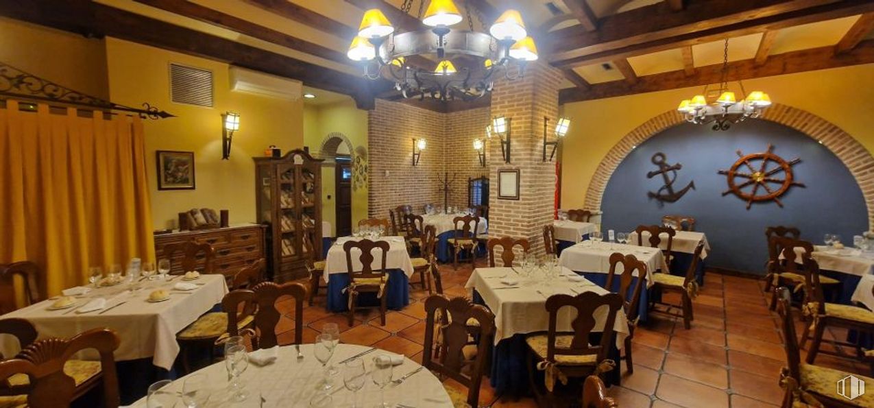 Retail for sale & for rent at Avenida Real Fábrica de Sedas, 4, Talavera de la Reina, Toledo, 45600 with chair, chandelier, kitchen & dining room table, lighting, table, furniture, property, decoration, interior design and tablecloth around