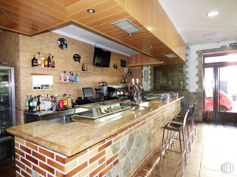 Local en alquiler y venta en Calle Granada, Pinto, Madrid, 28320 con encimera, ebanistería, cocina, madera, diseño de interiores, piso, suelo, aparato de cocina, edificio y barware alrededor