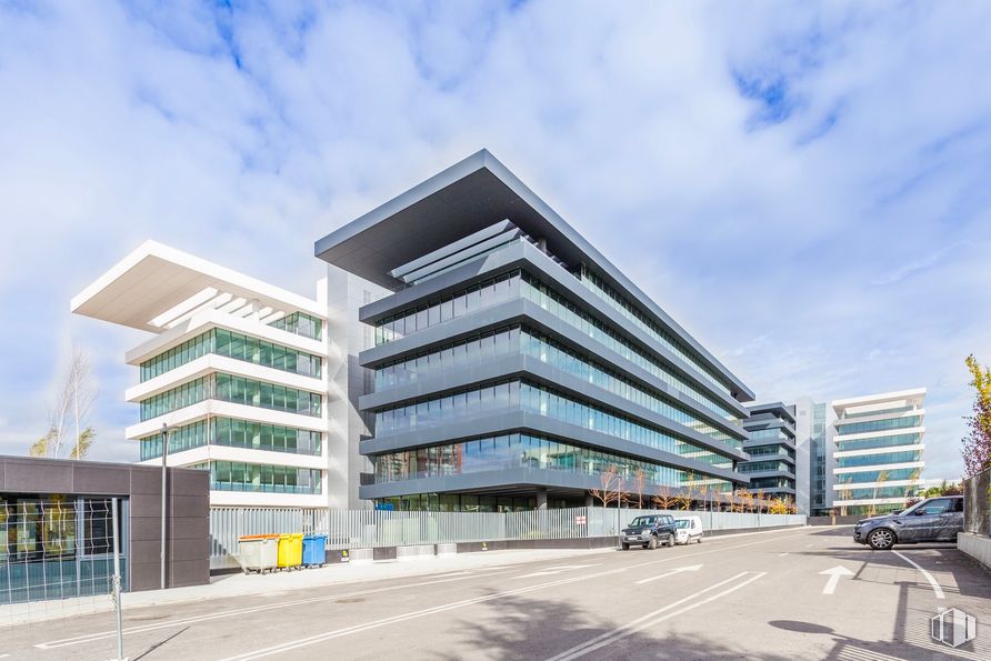 Office for rent at Edificio Helios, Spaces Campo Naciones, Hortaleza, Madrid, 28033 with building, car, window, sky, daytime, cloud, urban design, tower block, condominium, commercial building, facade and city around