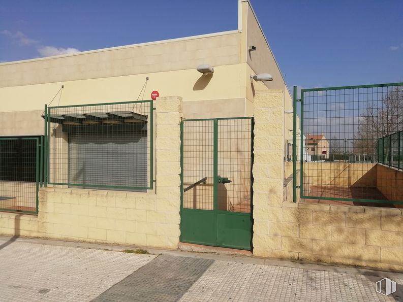 Local en alquiler y venta en Calle Pino Silvestre, Navalcarnero, Madrid, 28600 con puerta, ventana, cielo, sombra, edificio, superficie de carretera, asfalto, malla, lote de tierra y ladrillo alrededor