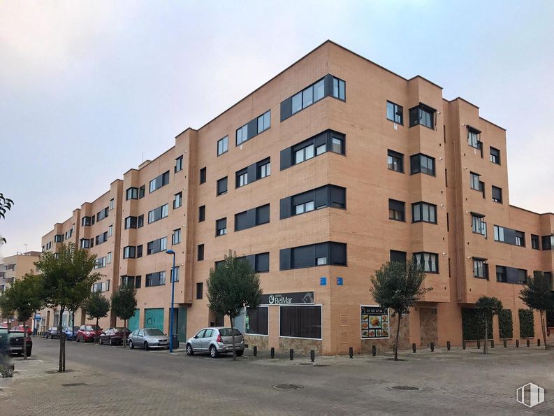 Local en alquiler en Calle Cuenca, 13, Leganés, Madrid, 28914 con edificio, coche, cielo, nube, ventana, luz de la calle, árbol, diseño urbano, rueda y condominio alrededor