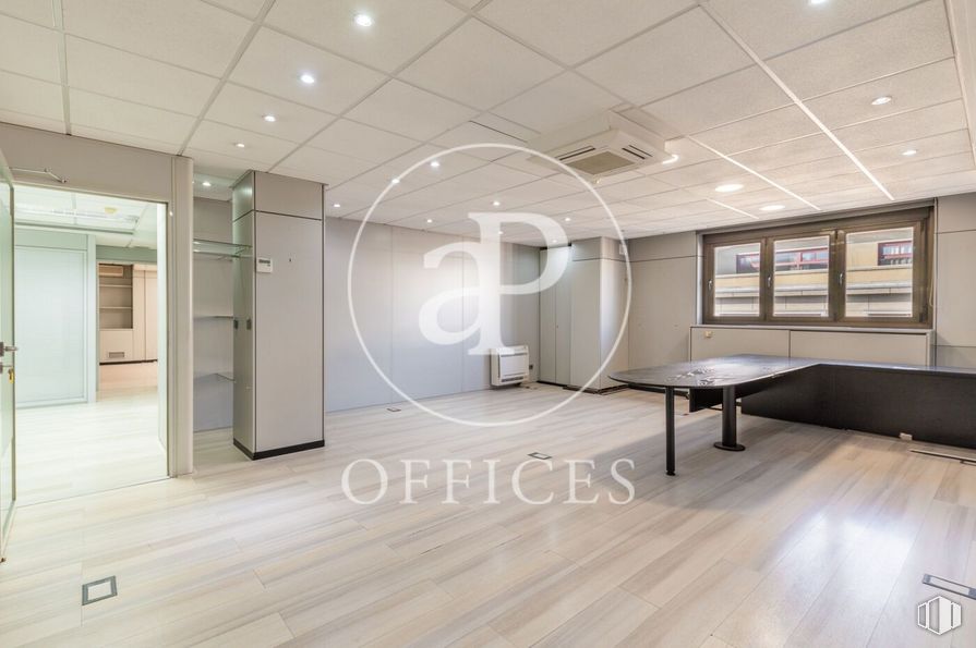 Oficina en alquiler y venta en Calle Ferraz, 50, Moncloa - Aravaca, Madrid, 28008 con mesa, alumbrado, edificio, pasillo, madera, diseño de interiores, accesorio, pavimentos, piso y suelo laminado alrededor