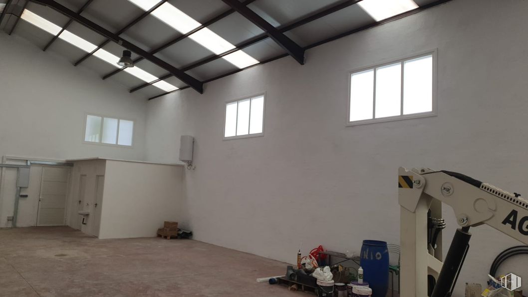 Industrial for sale at Calle Cedro, Arganda del Rey, Madrid, 28500 with window, wall, ceiling, floor, flooring, hall, daylighting, building material, plaster and light fixture around