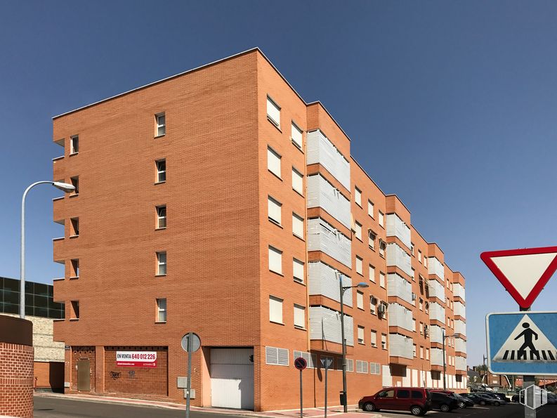 Local en venta en Calle Victoria Kent, 1, Parla, Madrid, 28980 con edificio, coche, señal de tráfico, cielo, ventana, neumático, rueda, luz de la calle, bloque de torre y diseño urbano alrededor