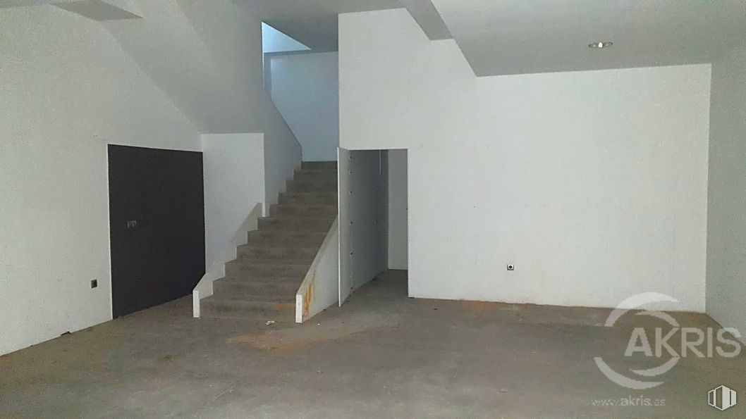 Retail for sale & for rent at Bulevar, Avenida Europa, Toledo, 45003 with door, building, wood, fixture, lighting, flooring, interior design, floor, paint and material property around