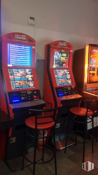 Local en alquiler en Calle Madrid, Humanes de Madrid, Madrid, 28970 con silla, taburete, edificio, videojuego arcade cabinet, juego arcade, tecnología, ocio, dispositivo electrónico, juegos y máquina alrededor