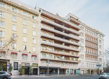 Office for rent at Calle Velázquez, 4, Salamanca, Madrid, 28001 with car, building, tire, wheel, sky, vehicle, window, infrastructure, tower block and urban design around