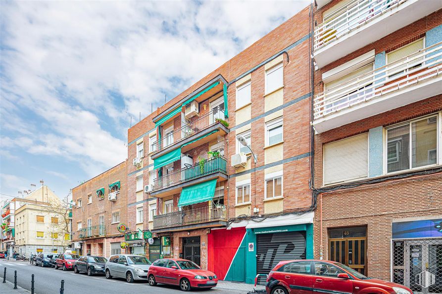 Local en alquiler y venta en Calle Virgen Lluc, 43, Ciudad Lineal, Madrid, 28027 con ventana, coche, edificio, neumático, rueda, luz de estacionamiento, vehículo terrestre, vehículo, nube y cielo alrededor