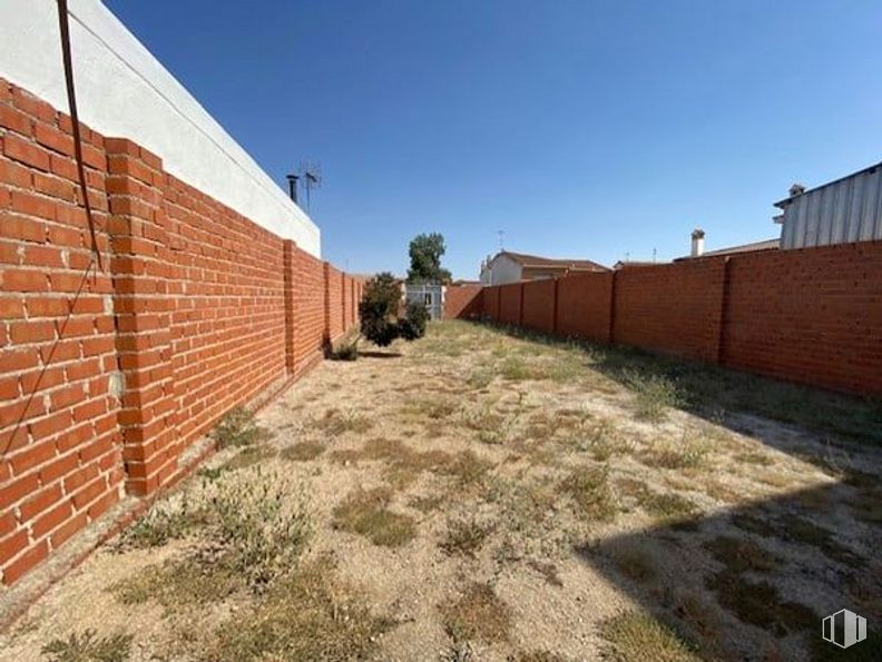 Land for sale at Zona Muletera, Sonseca, Toledo, 45100 with sky, plant, road surface, brickwork, land lot, asphalt, grass, brick, wood and landscape around