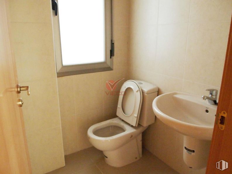 Office for rent at Calle Dalmacio García Izcara, Cuenca, 16004 with toilet, sink, window, tap, plumbing fixture, toilet seat, property, bathroom, bathroom sink, urinal, plumbing and floor around