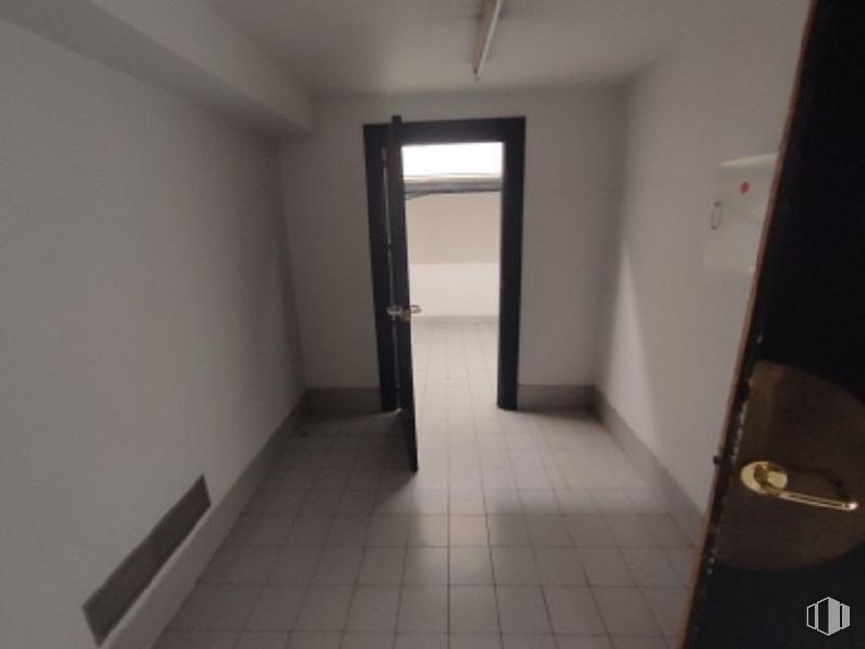 Local en venta en Calle Altos de Saceruela, Villa de Vallecas, Madrid, 28031 con edificio, accesorio, puerta, suelo, suelos, pared, techo, casa, vidrio y habitación alrededor