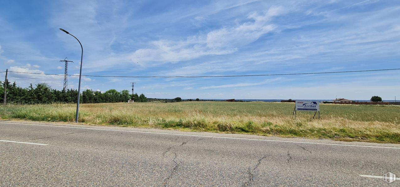 Land for sale at Zona N-403a, Escalona, Toledo, 45910 with sky, cloud, plant, street light, road surface, asphalt, natural landscape, horizon, thoroughfare and tree around