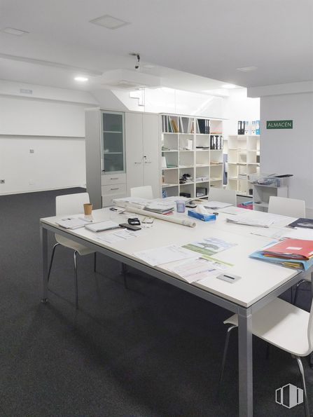 Oficina en venta en Plaza Soto de la Moraleja, Alcobendas, Madrid, 28109 con escritorio, estantería, silla, mueble, mesa, mesa, edificio, ebanistería, interiorismo y suelos alrededor