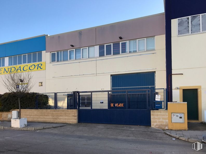 Industrial for sale at Calle Salinas, 45, Ontígola, Toledo, 45340 with window, building, door, sky, fixture, plant, house, composite material, asphalt and real estate around