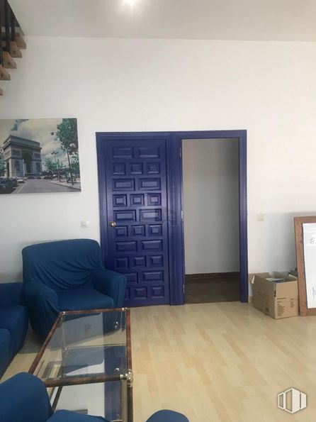 Local en alquiler en Zona Centro, Navas del Rey, Madrid, 28695 con puerta, silla, mesa, caja de envío, edificio, hall, madera, sala de estar, suelos y suelo alrededor