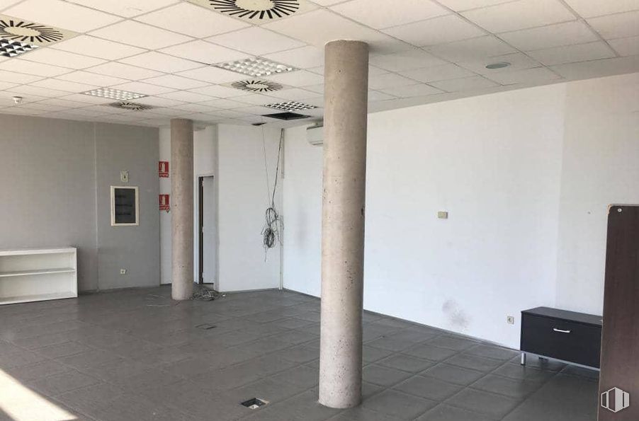 Oficina en venta en Carretera Coruña, Las Rozas de Madrid, Madrid, 28290 con mesita de noche, cajonera, puerta, interiorismo, suelo, hall, suelos, accesorio, propiedad material y madera alrededor