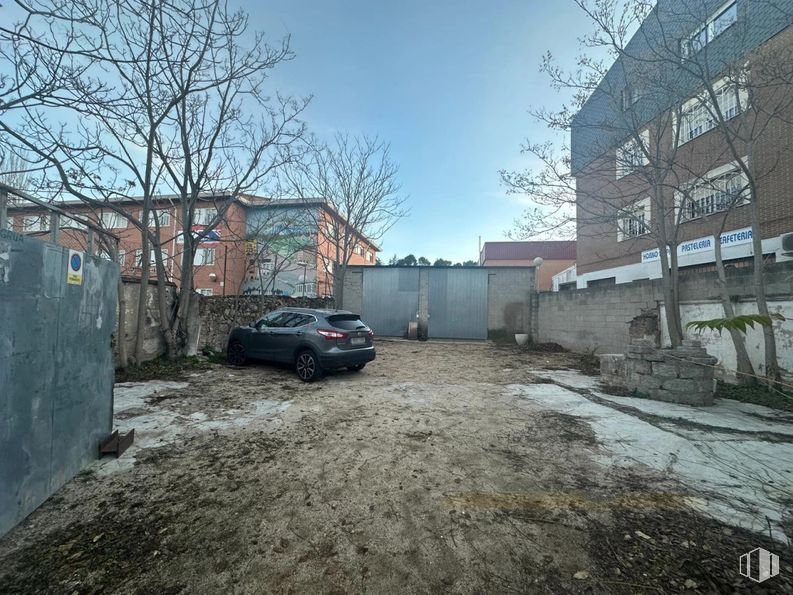 Land for sale at Calle Ignacio Gonzalez Serrano, Collado Villalba, Madrid, 28400 with car, building, window, neighbourhood, residential area, driveway, concrete, suburb, family car and parking around