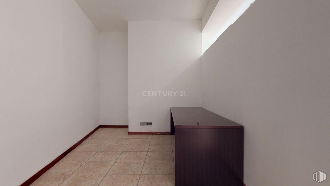 Oficina en venta en Zona Trafalgar, Chamberí, Madrid, 28010 con mesa, edificio, madera, diseño de interiores, accesorio, pasillo, suelo, piso, propiedad material y techo alrededor