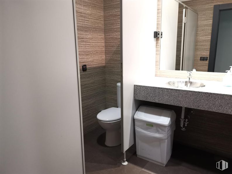 Retail for rent at Edificio 2 (24-A), Calle Casas Miravete, 22 - 24, Villa de Vallecas, Madrid, 28031 with toilet, flooring, floor, plumbing fixture, interior design, bathroom, toilet seat, plumbing, room and tile around