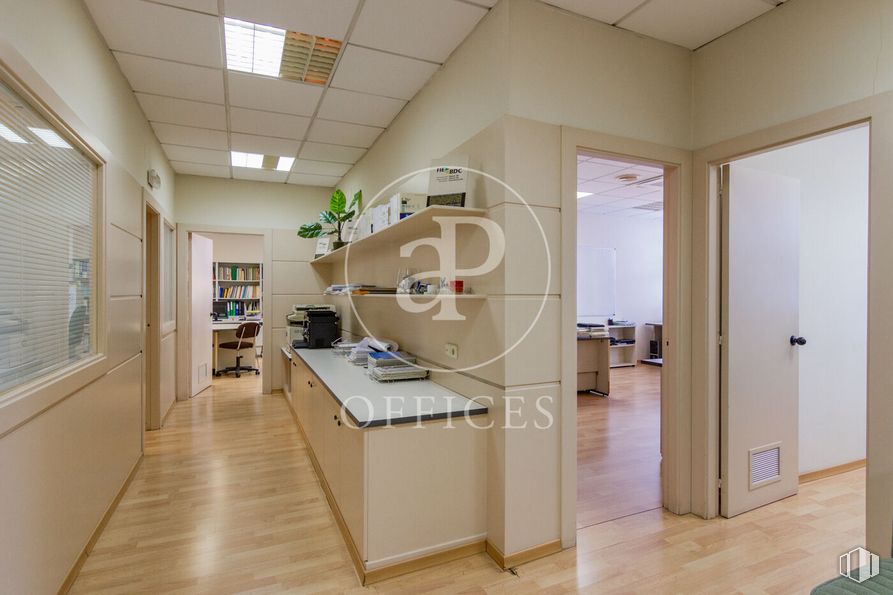 Oficina en venta en Calle Valentín Beato, San Blas - Canillejas, Madrid, 28053 con ebanistería, persiana de la ventana, edificio, accesorio, interiorismo, madera, planta de interior, suelo, suelos y puerta alrededor