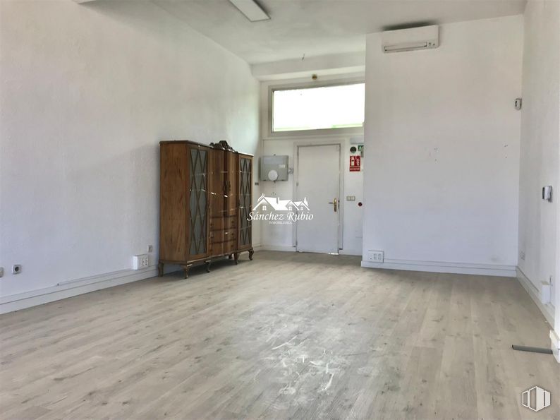 Oficina en alquiler en Avenida Valladolid, Torrelodones, Madrid, 28250 con ebanistería, ventana, accesorio, edificio, puerta, madera, interiorismo, suelos, suelo y hall alrededor