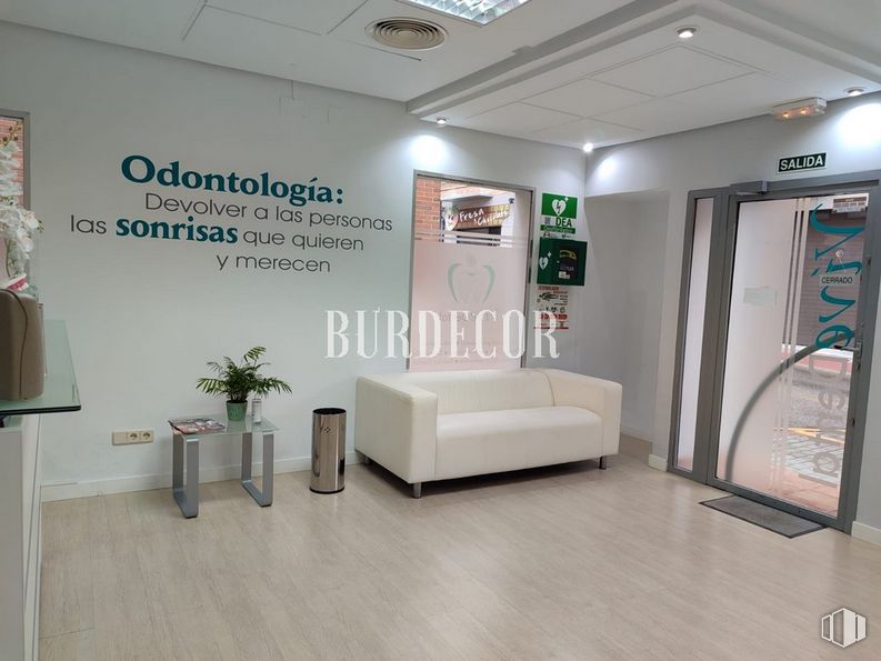 Local en venta en Zona centro, Moraleja de Enmedio, Madrid, 28950 con sofá, puerta, loveseat, mesa, planta de interior, edificio, planta, maceta, interiorismo y suelos alrededor