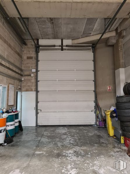 Industrial for sale at Calle Berzosa de Lozoya, Villaverde, Madrid, 28021 with tire, property, wheel, vehicle, wood, asphalt, automotive tire, building, flooring and floor around