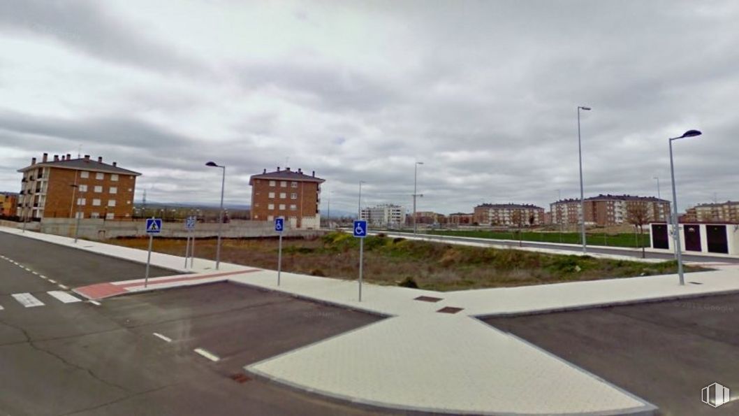 Land for sale at Calle Tomás Bretón, s/n, Ávila, 05003 with building, street light, cloud, sky, road surface, urban design, asphalt, city, window and road around