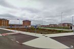 Land for sale at Calle Tomás Bretón, s/n, Ávila, 05003 with building, street light, cloud, sky, road surface, urban design, asphalt, city, window and road around