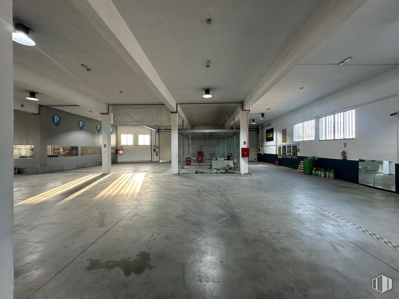 Nave en alquiler y venta en Calle Electricidad, 2, Leganés, Madrid, 28917 con ventana, accesorio, edificio, hall, suelos, suelo, techo, material compuesto, simetría y ciudad alrededor