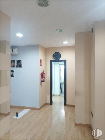 Retail for sale at Zona Casco Antiguo, Alcorcón, Madrid, 28921 with light fixture, hall, building, wood, interior design, floor, door, line, flooring and fixture around