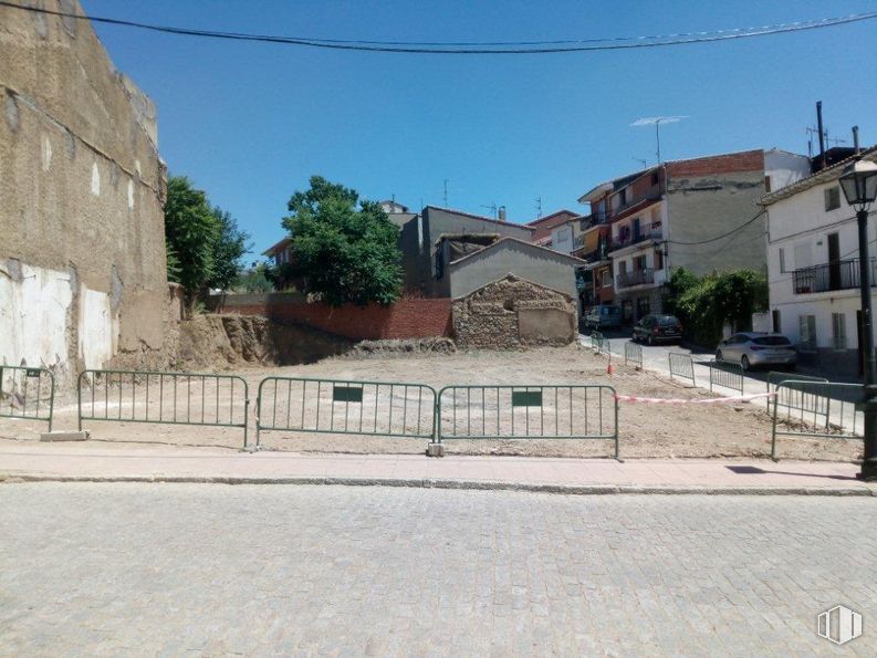 Land for sale at Avenida Constitución, 42, Cebreros, Ávila, 05260 with building, sky, window, road surface, tree, land lot, house, urban design, asphalt and residential area around