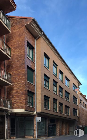 Local en venta en Calle Roble, 6, Segovia, 40002 con edificio, ventana, cielo, nube, día, bloque de torre, diseño urbano, condominio, accesorio y ladrillo alrededor