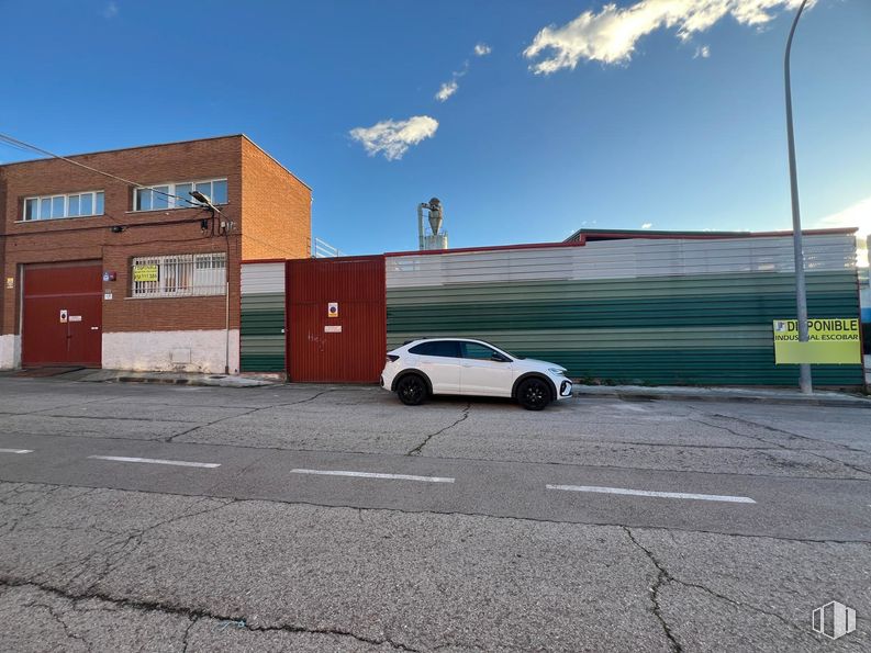 Industrial for sale at Zona Avenida Madrid, Arganda del Rey, Madrid, 28500 with car, automotive lighting, automotive parking light, asphalt, parking, automotive wheel system, family car, luxury vehicle, automotive tail & brake light and full-size car around