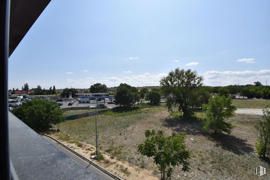 Oficina en alquiler en Calle Poeta José Hierro, 1, Pinto, Madrid, 28320 con planta, nube, cielo, edificio, árbol, asfalto, superficie de la carretera, sombra, paisaje y hierba alrededor