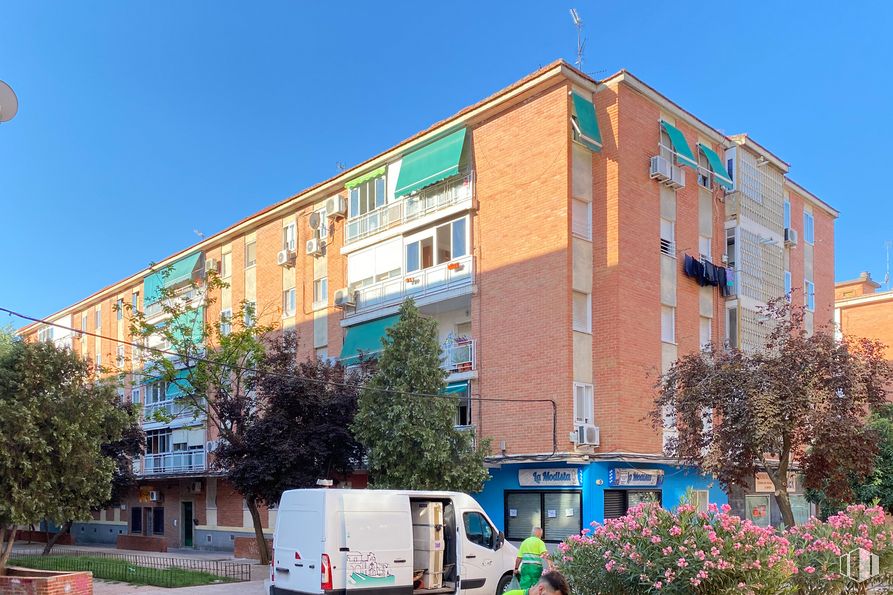 Local en alquiler y venta en Calle Alfonso X el Sabio, 22, Parla, Madrid, 28980 con camioneta, edificio, planta, cielo, ventana, árbol, neumático, vehículo, diseño urbano y condominio alrededor