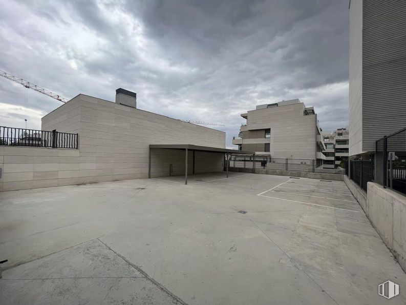 Local en alquiler y venta en Zona Tempranales, San Sebastián de los Reyes, Madrid, 28700 con edificio, casa, nube, cielo, asfalto, superficie de la carretera, diseño urbano, material compuesto, fachada y carretera alrededor