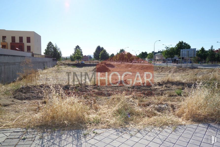 Land for sale at Área Hervencias - Dehesa del Pinar, Ávila, 05002 with building, sky, plant, tree, asphalt, road surface, land lot, urban design, grass and landscape around