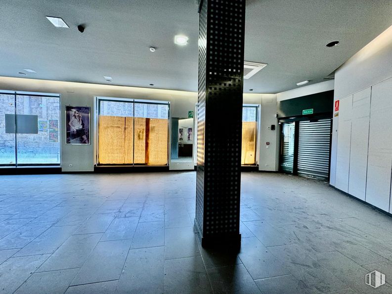 Retail for rent at Calle San Millán, Ávila, 05001 with fixture, flooring, floor, building, hall, ceiling, event, space, city and glass around