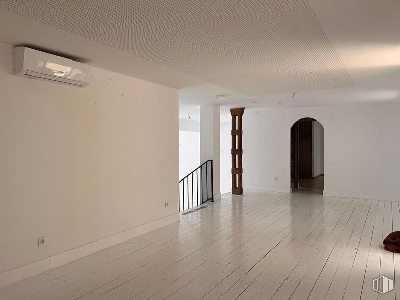 Retail for rent at Casco Histórico, Guadalajara, 19001 with light fixture, hall, wood, fixture, flooring, ceiling, hardwood, building, plaster and door around